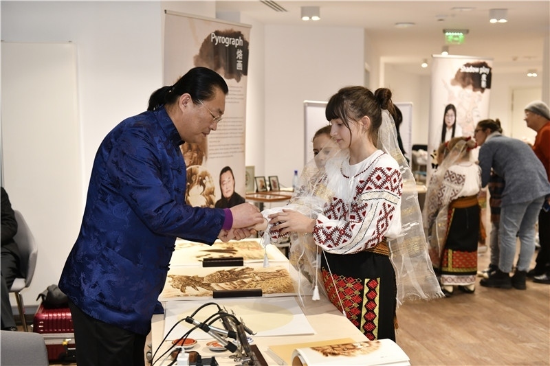 圖為羅馬尼亞小學(xué)生在現(xiàn)場體驗烙畫。 布加勒斯特中國文化中心供圖