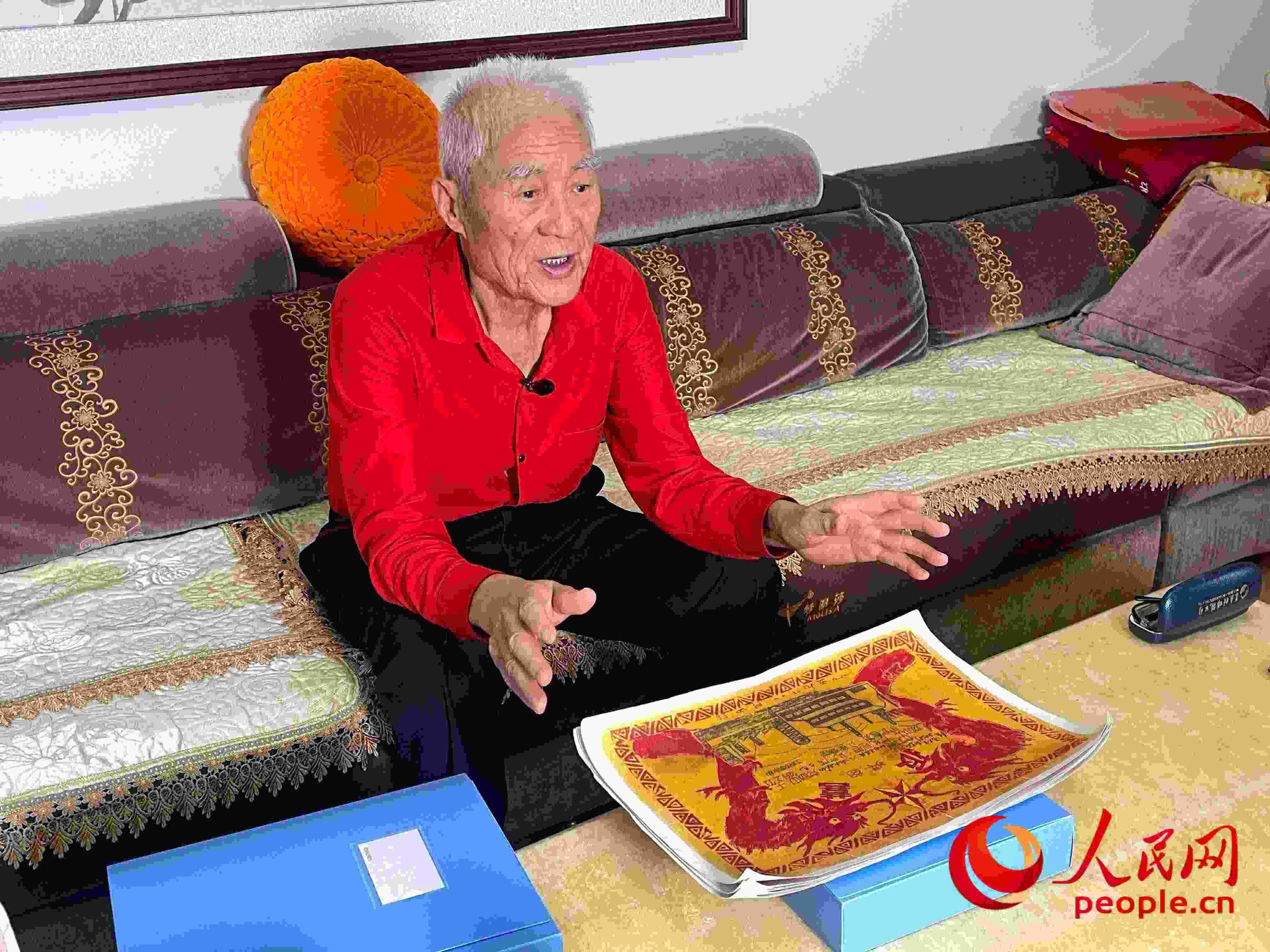 馬太生向采訪團(tuán)講述自己獲得獎(jiǎng)狀的經(jīng)歷。人民網(wǎng) 周靜圓攝