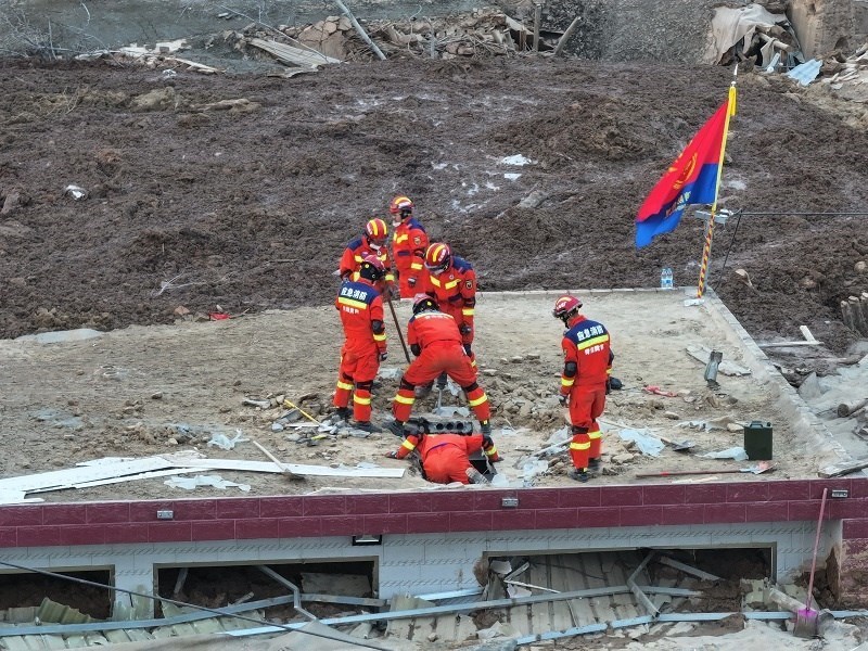 救援人員在現(xiàn)場(chǎng)。賀勇攝。