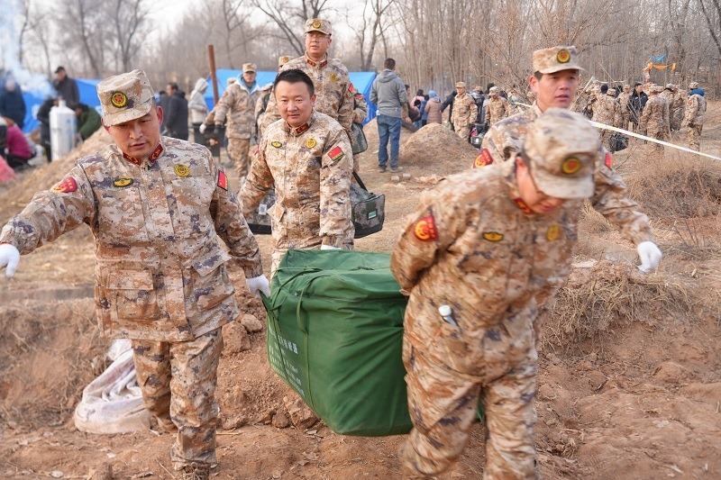 救援人員正在現(xiàn)場(chǎng)緊急搬運(yùn)物資。賀勇攝。