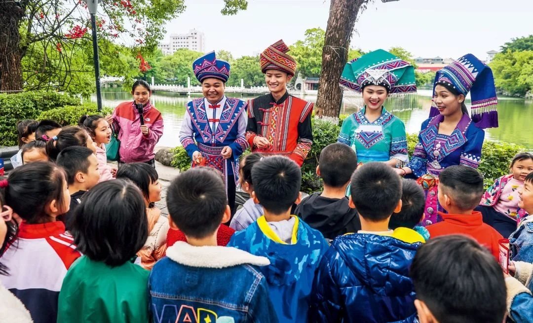 2023年4月25日，廣西桂林，“網(wǎng)絡(luò)法治宣傳一條街”在榕湖景區(qū)古南門“開街”，身穿民族服裝的工作人員演唱山歌向青少年普及網(wǎng)絡(luò)法治知識。