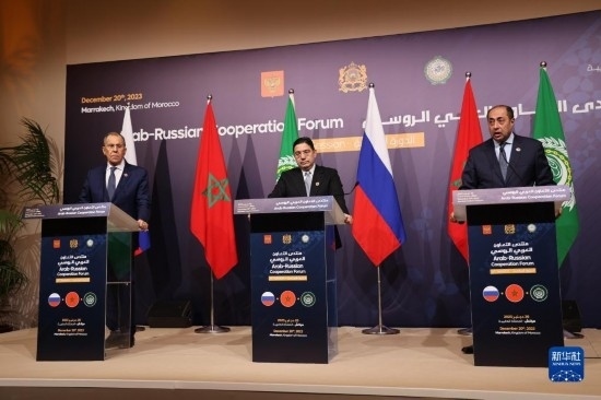 12月20日，在摩洛哥南部城市馬拉喀什舉行的第六屆阿拉伯-俄羅斯合作論壇主議程結(jié)束后，俄羅斯外交部長(zhǎng)拉夫羅夫、摩洛哥外交大臣布里達(dá)、阿拉伯國(guó)家聯(lián)盟（阿盟）副秘書長(zhǎng)胡薩姆·扎基（從左至右）出席記者會(huì)。新華社記者霍晶攝