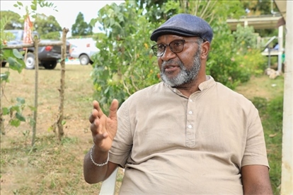 2023年12月18日，瓦努阿圖共和國總理夏洛特·薩爾維在瓦努阿圖公路項目二期馬勒庫拉段的移交儀式現(xiàn)場接受人民網(wǎng)采訪。人民網(wǎng) 賀吉攝