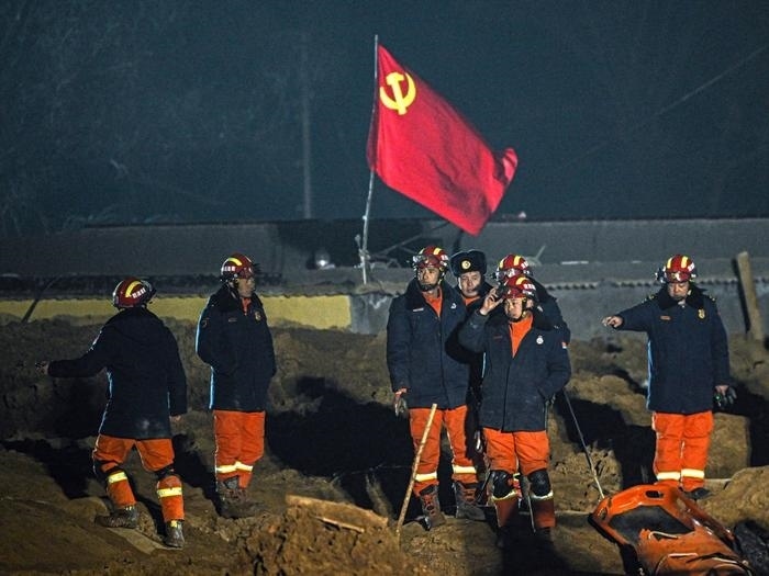 2023年12月21日，救援隊(duì)員在青海省海東市民和回族土族自治縣中川鄉(xiāng)金田村現(xiàn)場救援。新華社記者 張龍 攝