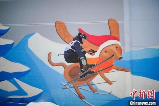 12月22日，云南省第一屆冬季運(yùn)動(dòng)會(huì)在昆明開幕。圖為選手在公開組男子自由式滑雪雪上技巧比賽中。中新社記者 劉冉陽 攝