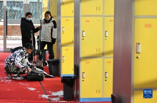 12月21日，游客在滑雪服務(wù)大廳整理滑雪裝備。