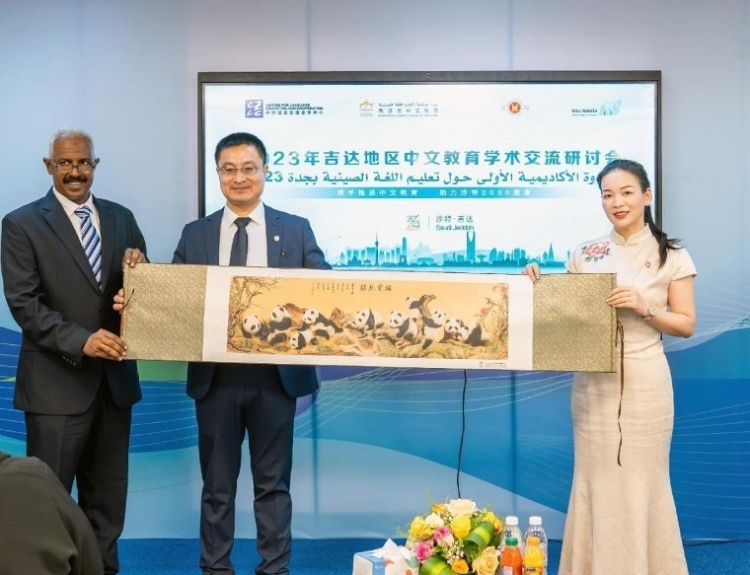 主辦方向與會(huì)代表贈(zèng)送書(shū)畫(huà)作品。主辦方供圖