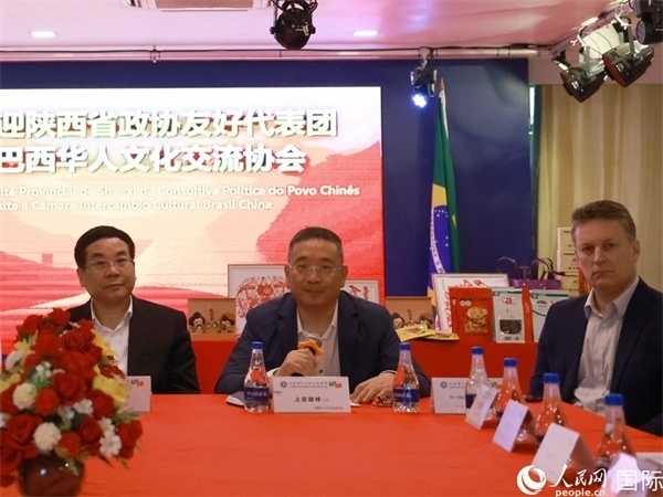 巴西華人文化交流協(xié)會(huì)主席上官建峰（中）在座談會(huì)上發(fā)言。人民網(wǎng)記者 陳海琪攝