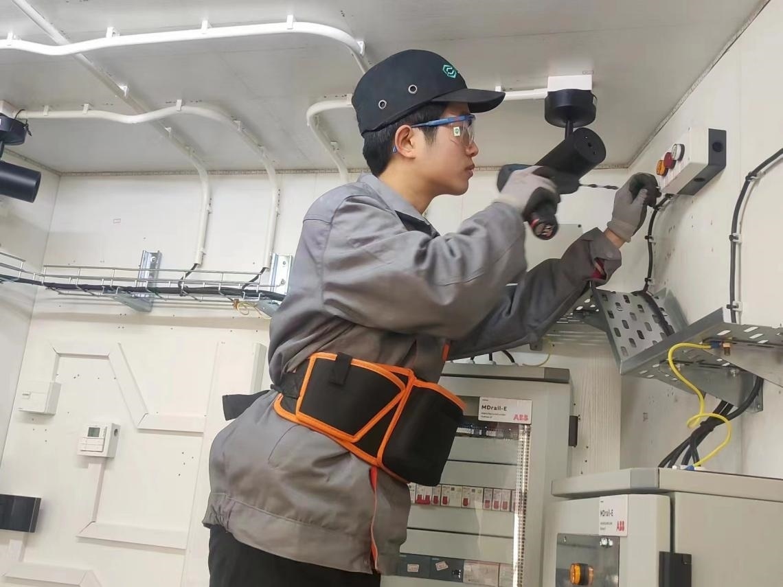 張強在安裝指示燈盒實訓(xùn)中。高磊磊 攝