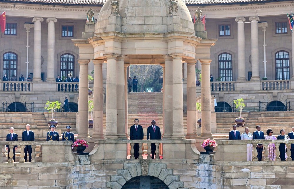 當?shù)貢r間8月22日上午，正在南非進行國事訪問的國家主席習近平在比勒陀利亞總統(tǒng)府同南非總統(tǒng)拉馬福薩會談。會談前，拉馬福薩在總統(tǒng)府廣場為習近平舉行歡迎儀式。新華社記者 殷博古 攝