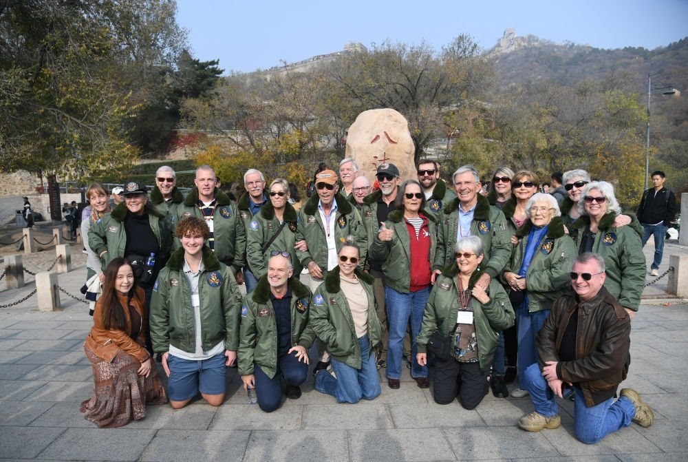 2023年10月29日，飛虎隊老兵莫耶一行人在北京八達嶺長城合影留念。當日，美中航空遺產(chǎn)基金會訪華代表團成員陸續(xù)抵達北京。新華社記者 任超 攝