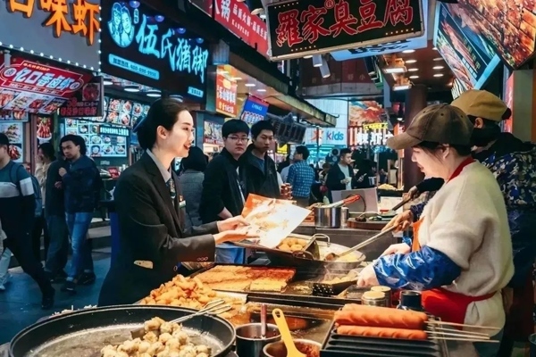 當?shù)劂y行工作人員向個體經營者介紹金融服務。受訪者供圖