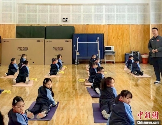 逸陽文思學(xué)校學(xué)生正在進(jìn)行運(yùn)動(dòng)恢復(fù)矯正訓(xùn)練。<a target='_blank' href='/' ><p align=