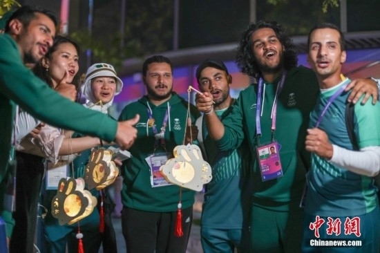 資料圖：9月29日，中國傳統(tǒng)節(jié)日中秋節(jié)，杭州亞運會運動員村舉辦中秋主題活動，中外運動員們歡聚一堂。圖為沙特阿拉伯運動員手持燈籠拍攝照片。<a target='_blank' href='/'><p align=