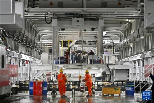 12月30日，建設(shè)者在青島膠州灣第二隧道工程南線主線隧道盾構(gòu)掘進(jìn)現(xiàn)場(chǎng)作業(yè)。新華社記者 李紫恒 攝