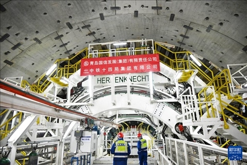 12月30日，中鐵十四局技術(shù)人員在盾構(gòu)掘進(jìn)開始前檢查“海天號(hào)”盾構(gòu)機(jī)。新華社記者 李紫恒 攝