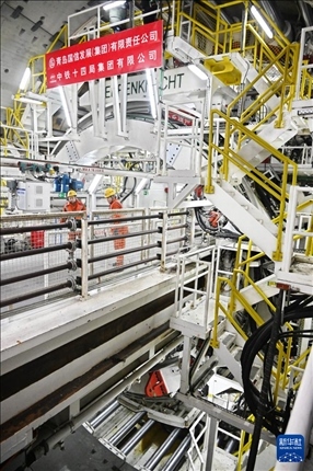 12月30日，建設(shè)者在青島膠州灣第二隧道工程南線主線隧道盾構(gòu)掘進(jìn)現(xiàn)場(chǎng)作業(yè)。新華社記者 李紫恒 攝