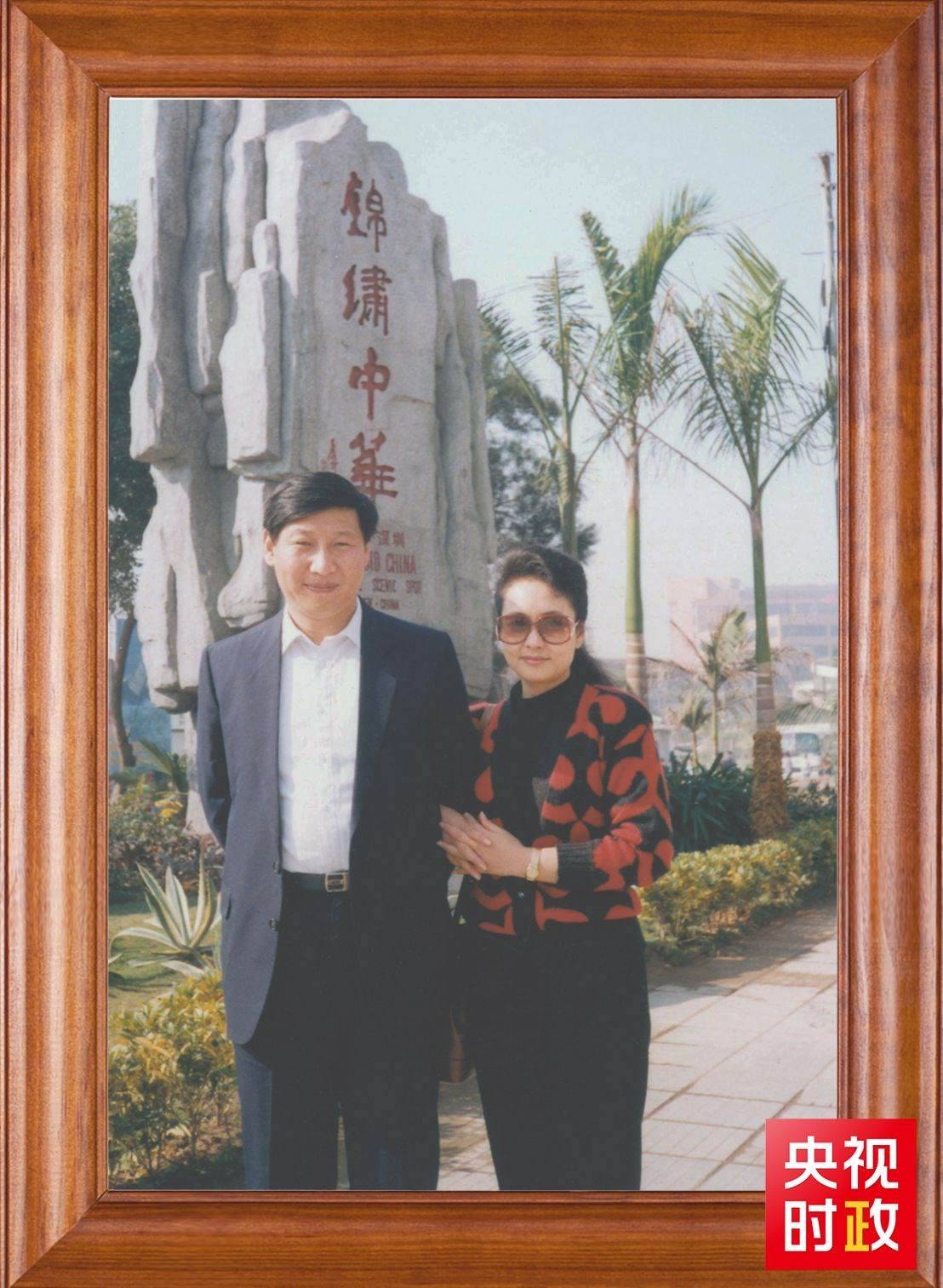 △這是習近平和夫人彭麗媛的合影。這張照片第一次出現(xiàn)在他的書架上。