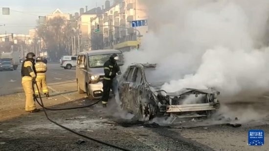 這張俄羅斯緊急情況部12月30日發(fā)布的視頻截圖顯示，在俄羅斯別爾哥羅德市，工作人員在現(xiàn)場(chǎng)救援。新華社發(fā)