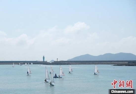 浙江象山，杭州亞運(yùn)會帆船項(xiàng)目運(yùn)動(dòng)員揚(yáng)帆起航。林波 攝