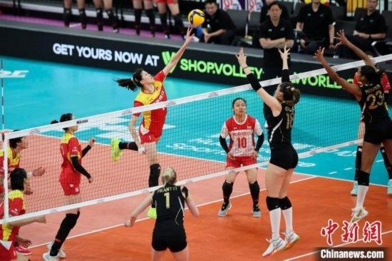 女排世俱杯賽場上，天津渤海銀行女排(紅)對陣巴西海灘女排(黑)。主辦方供圖