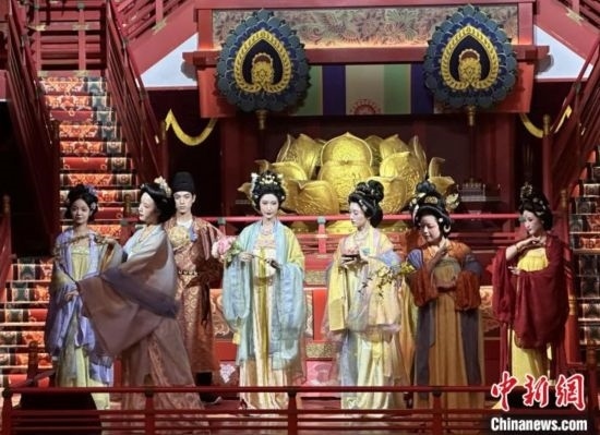 2023年12月31日晚間，在長安十二時(shí)辰主題街區(qū)進(jìn)行的漢服表演。 中新社記者 張一辰 攝