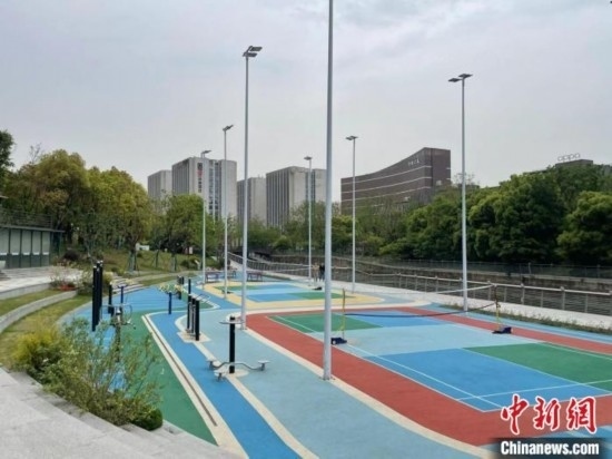 杭州余杭區(qū)一嵌入式體育場地。張煜歡 攝