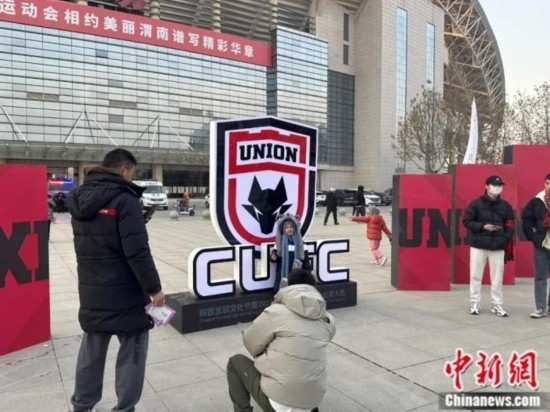 球迷們與隊(duì)徽合影。記者 卞立群 攝