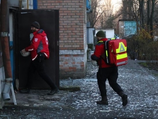  2023年11月25日，烏克蘭紅十字會救援人員在基輔市一棟遭空襲的居民樓實施清理和救助工作。新華社發(fā)（羅曼·佩圖什科夫攝）