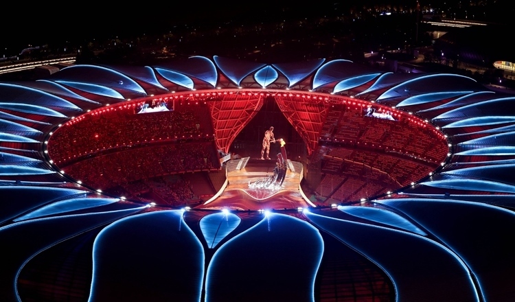 2023年9月23日，最后一棒火炬手汪順和數(shù)字火炬手在杭州亞運(yùn)會(huì)開幕式上點(diǎn)燃主火炬。新華社記者 程婷婷 攝