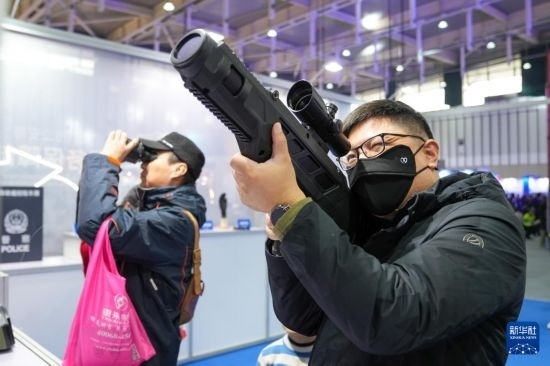 1月6日，觀眾在警營開放周活動(dòng)現(xiàn)場體驗(yàn)警用激光炫目槍。