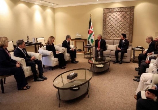 1月7日，約旦國(guó)王阿卜杜拉二世（中右）在安曼會(huì)見(jiàn)到訪的美國(guó)國(guó)務(wù)卿布林肯（中左）。新華社發(fā)（約旦王宮供圖）