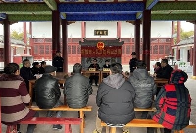  圖③：庭審在謝氏祠堂內(nèi)進(jìn)行。