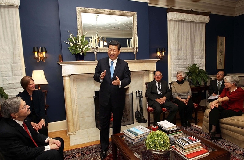 習(xí)近平2012年訪美時(shí)與老朋友敘舊場景。