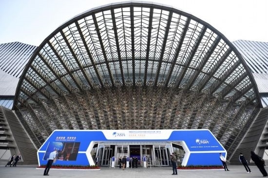 2023年10月30日，參會(huì)嘉賓步入長(zhǎng)沙國(guó)際會(huì)議中心。當(dāng)日，以“全球發(fā)展 共享安全”為主題的博鰲亞洲論壇全球經(jīng)濟(jì)發(fā)展與安全論壇第二屆大會(huì)在湖南長(zhǎng)沙開幕。新華社記者 陳振海 攝