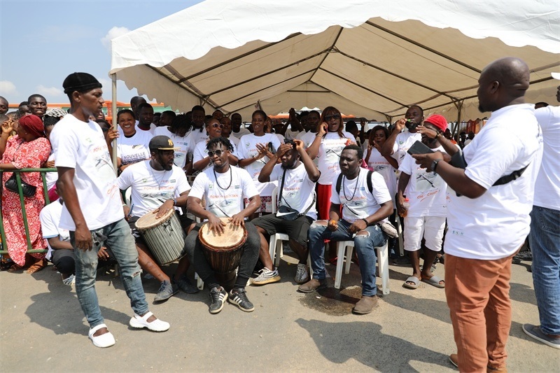 當(dāng)?shù)孛癖姂c祝通車(chē)。中建國(guó)際中西非公司供圖。