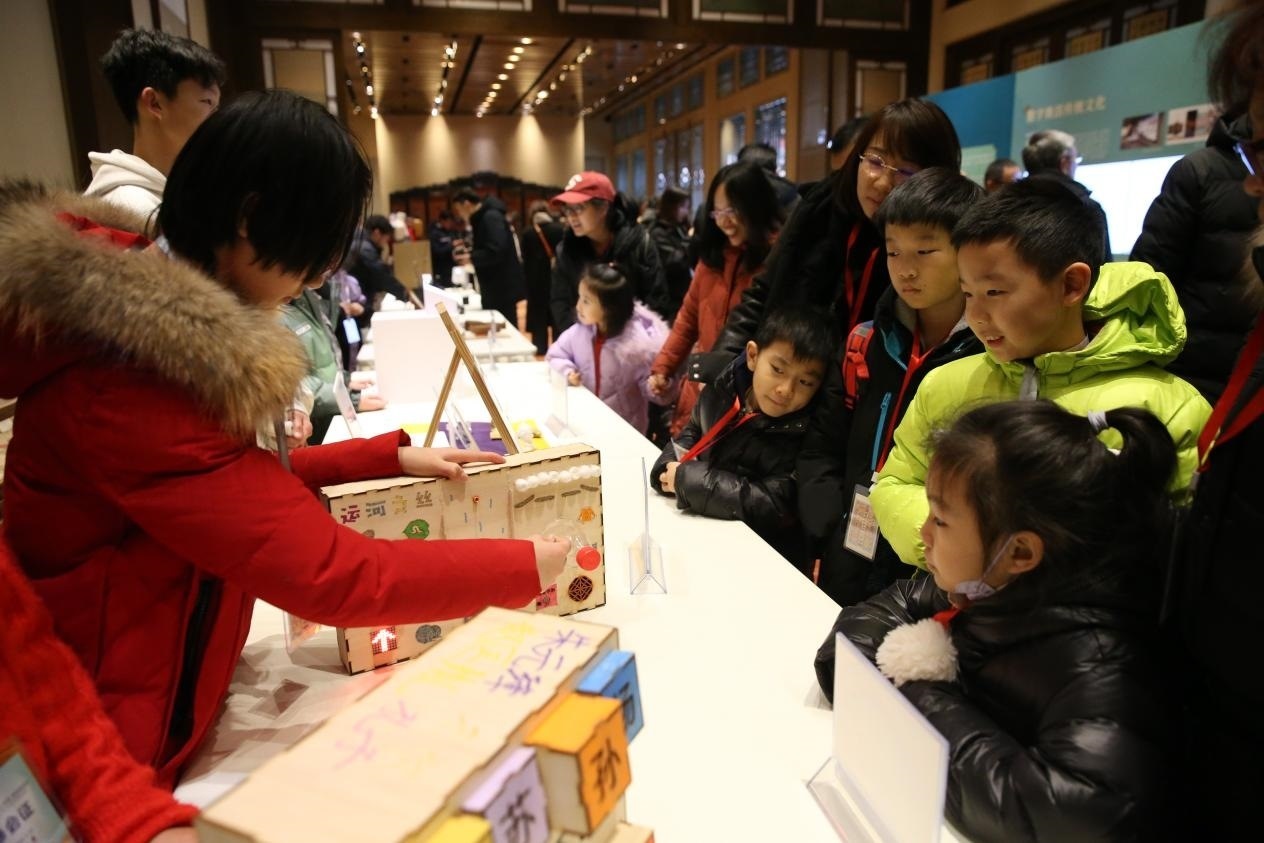 學(xué)生現(xiàn)場(chǎng)演示科創(chuàng)作品。主辦方供圖