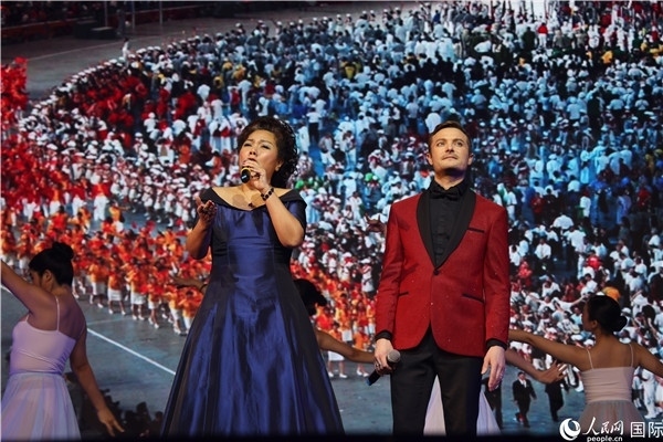 圖為中法藝術(shù)家聯(lián)袂演唱《我和你》。人民網(wǎng)記者 尚凱元攝