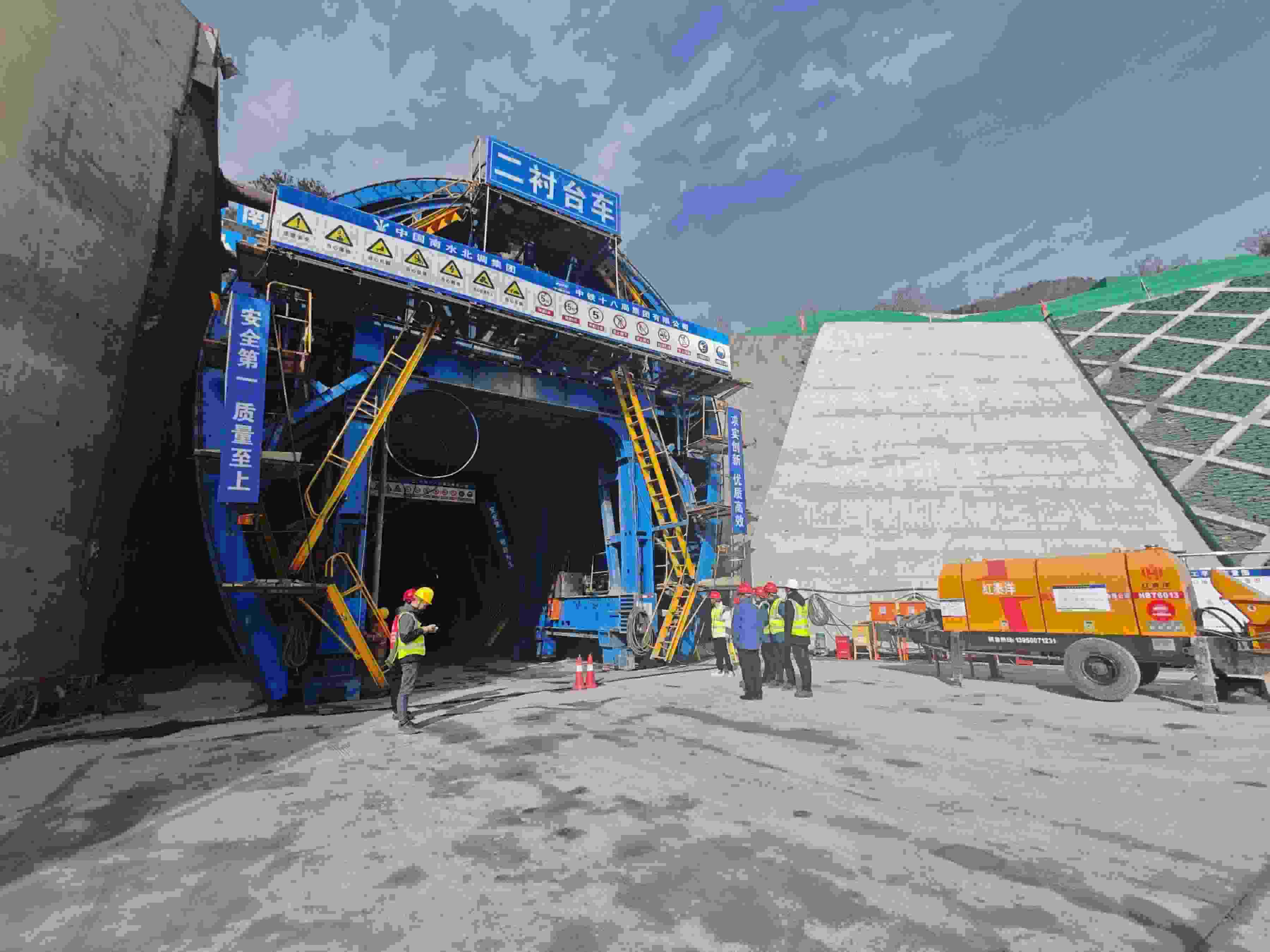 湖北省襄陽市?？悼h馬良鎮(zhèn)的引江補漢工程輸水隧洞8號平洞施工現(xiàn)場。受訪者供圖