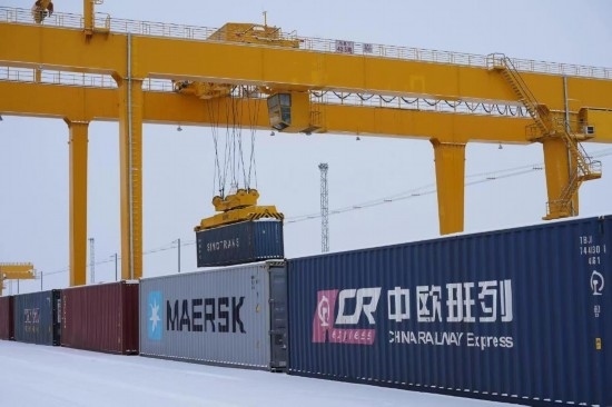 霍爾果斯口岸鐵路換裝場(chǎng)內(nèi)正在進(jìn)行集裝箱換裝作業(yè)。（受訪單位供圖）