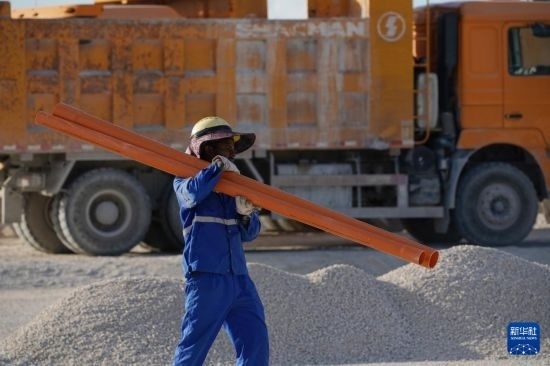 1月18日，工作人員在瑙魯艾沃港碼頭升級(jí)改造項(xiàng)目工地工作。新華社記者 王申 攝