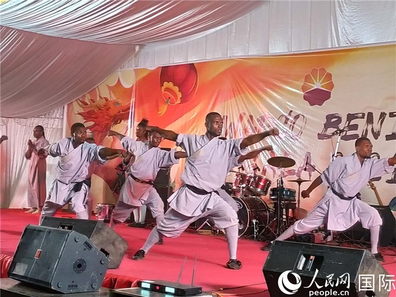 貝寧中國文化中心武術(shù)隊在進行表演。人民網(wǎng)記者 黃培昭攝
