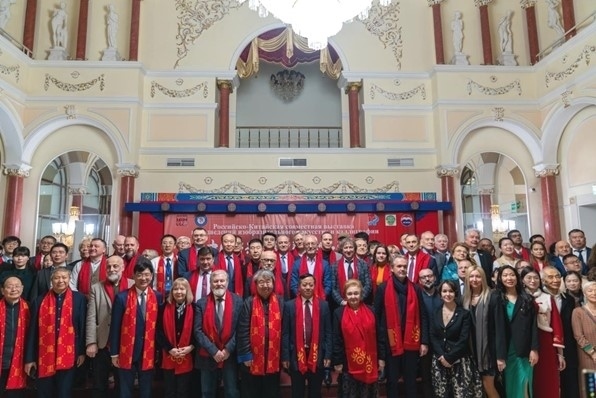 中俄書(shū)法美術(shù)作品聯(lián)展與會(huì)來(lái)賓共同合影留念。駐俄羅斯使館供圖