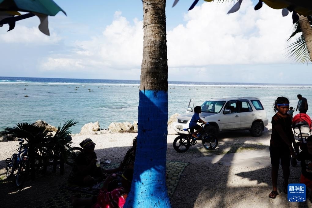 1月20日，當(dāng)?shù)厝嗽阼斠惶幒┬蓍e娛樂(lè)。新華社記者 王申 攝