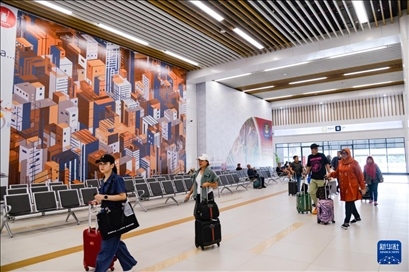 1月24日，在印度尼西亞雅加達哈利姆站，乘客在候車大廳內(nèi)行走。新華社記者 徐欽 攝