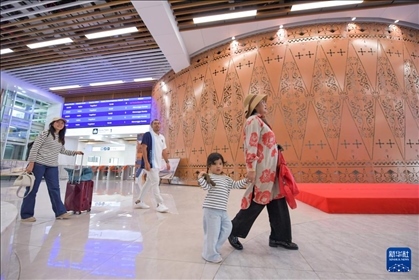 1月24日，在印度尼西亞雅加達哈利姆站，乘客在候車大廳內(nèi)行走。新華社記者 徐欽 攝