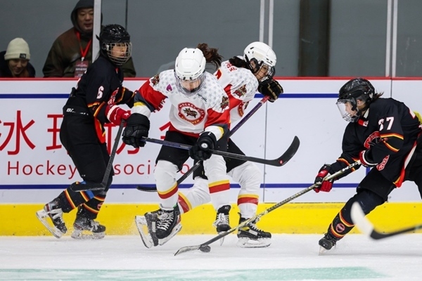 雙方球員爭(zhēng)搶。中國(guó)冰球協(xié)會(huì)供圖