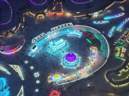 這是2023年12月27日在哈爾濱冰雪大世界拍攝的以巴黎圣母院和北京天壇為核心的冰建景觀群。