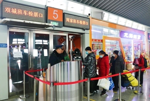 哈西公路客運(yùn)站內(nèi)旅客檢票排隊(duì)上車。黑龍江省交通運(yùn)輸廳供圖