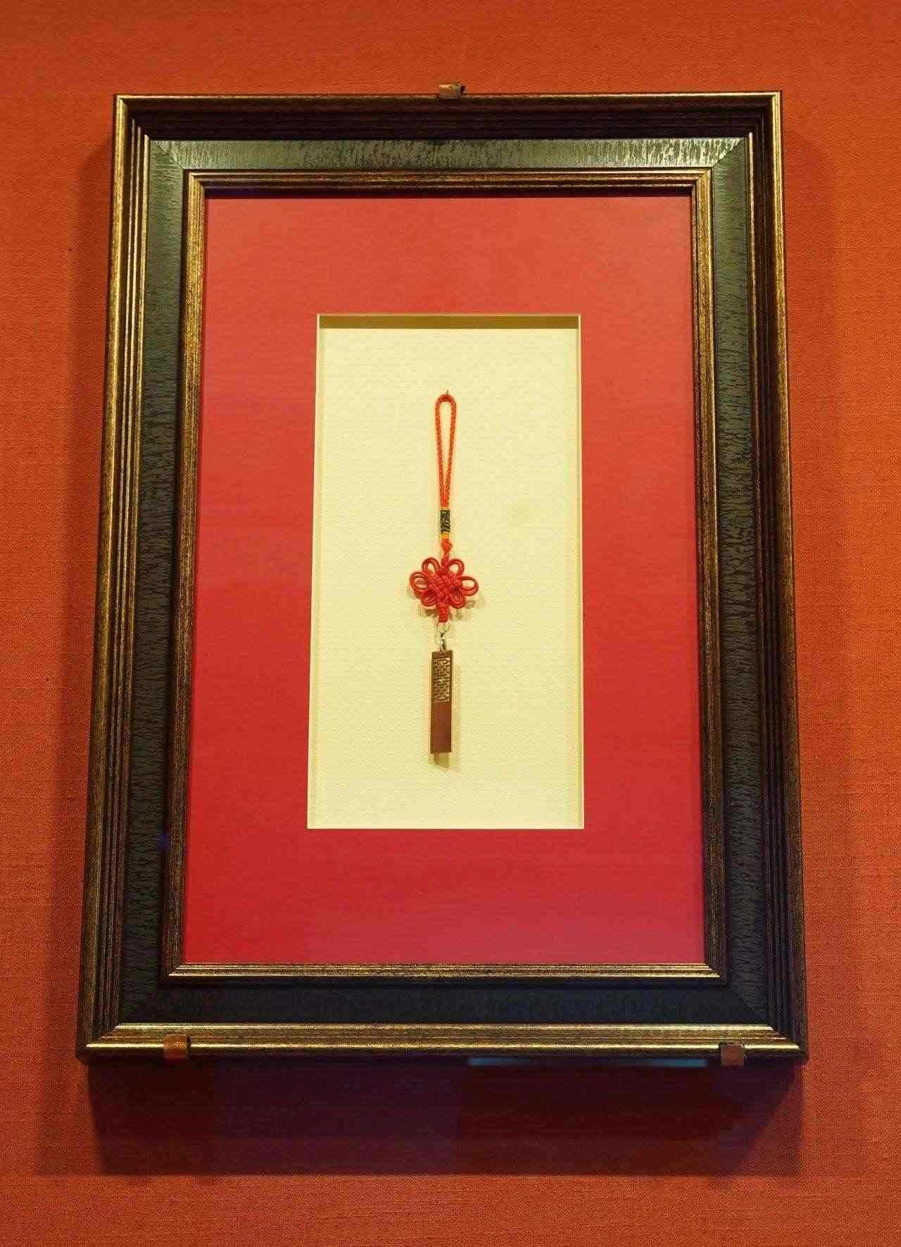 2017年5月，時任肯尼亞總統(tǒng)烏胡魯·肯雅塔贈送習近平主席的蒙內鐵路紀念U盤。